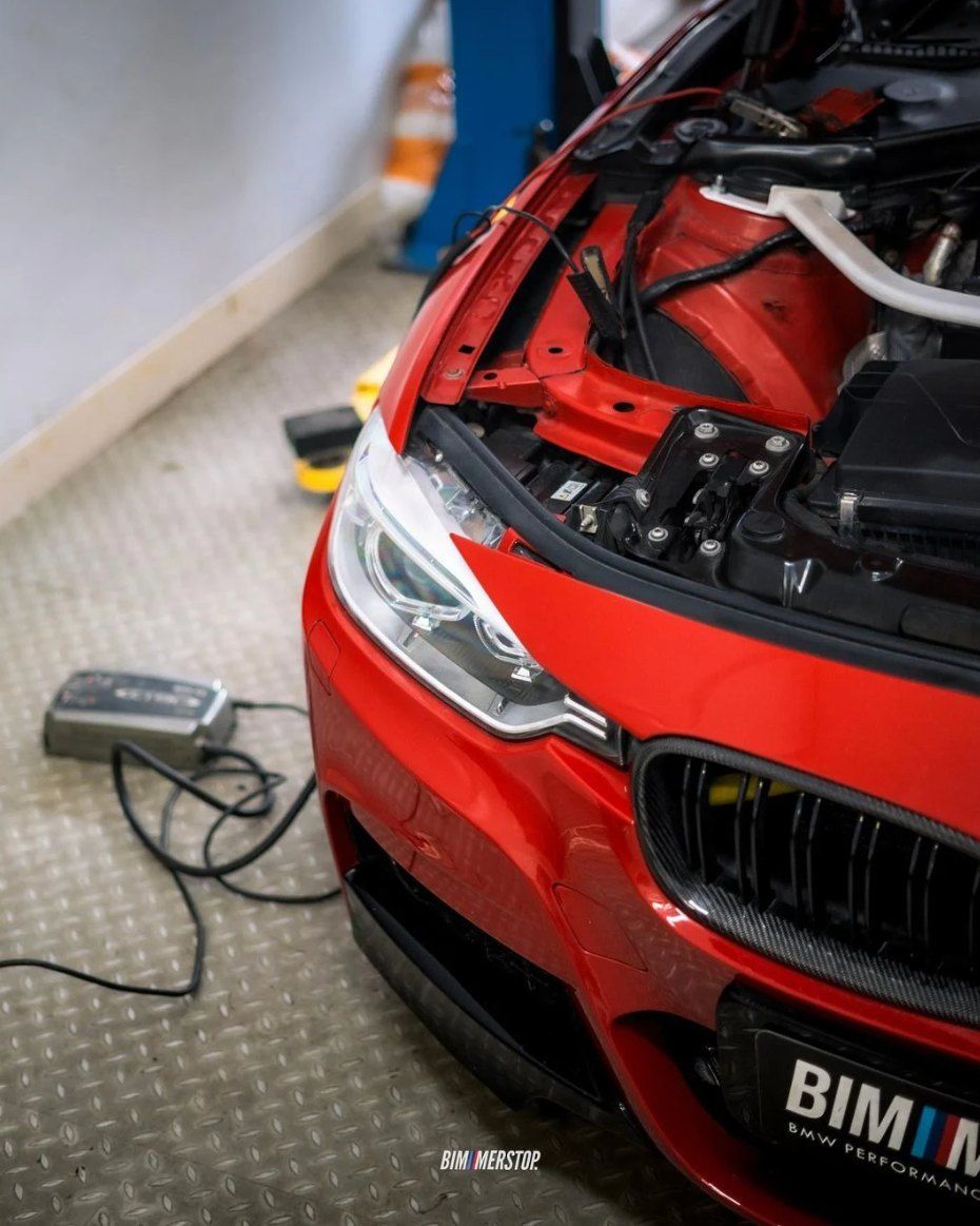 Червен автомобил с отворен капак в сервиза на Motor Geek
